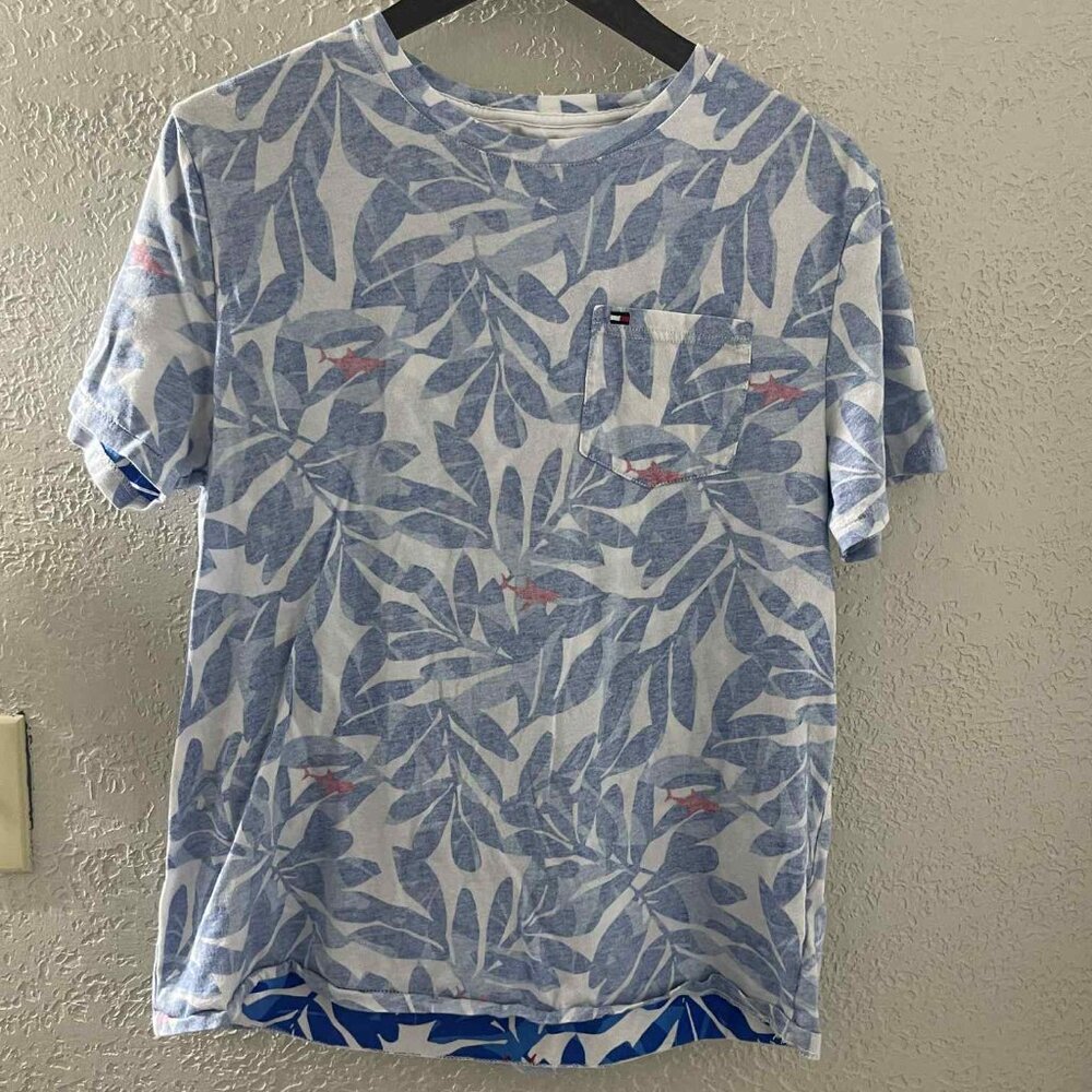 TOMMY HILLFIGER MEN'S RED/BLUE FADED SHARK TEE SHIRT SIZE MEDIUM 100% COTTON